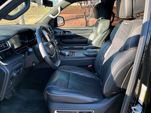 Used 2023 Jeep Grand Wagoneer Series III image 9