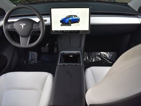 Used 2024 Tesla Model Y Long Range image 32