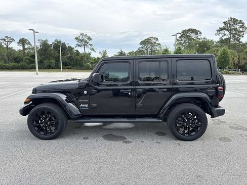Used 2022 Jeep Wrangler Unlimited Sahara AWD/4WD image 6