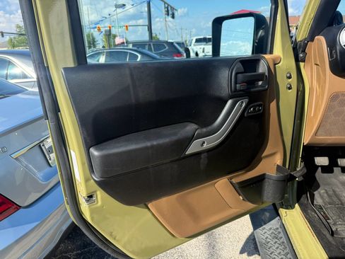 Used 2013 Jeep Wrangler Unlimited Sahara w/ Dual Top Group AWD/4WD image 10