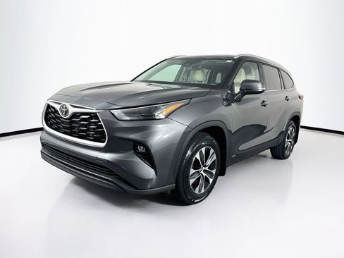 Used 2025 Toyota Highlander XLE AWD/4WD image 3