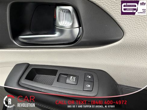Used 2023 Chrysler Pacifica Touring-L image 41