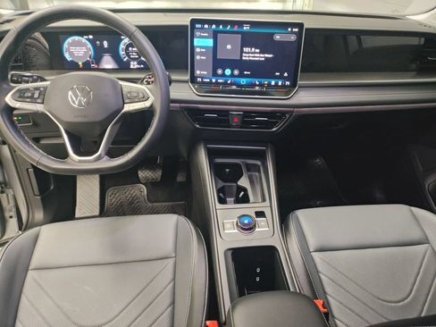 Used 2025 Volkswagen Tiguan SE AWD/4WD image 30