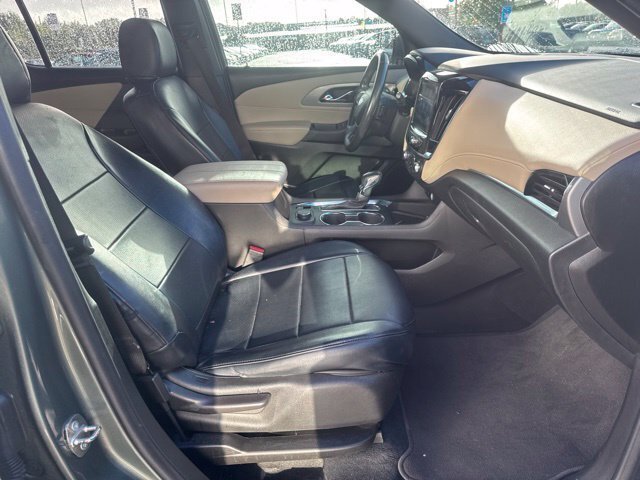 Used 2022 Chevrolet Traverse LT FWD image 25