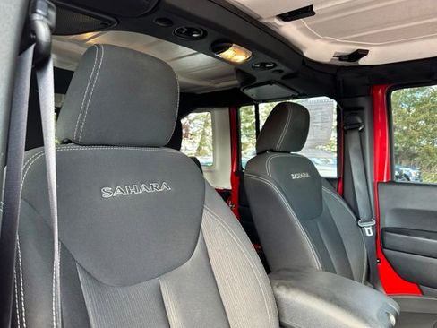 Used 2017 Jeep Wrangler Unlimited Sahara w/ Connectivity Group AWD/4WD image 19