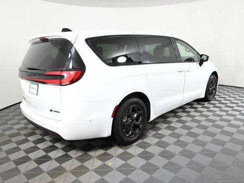 Used 2024 Chrysler Pacifica Hybrid S Appearance Pkg image 9