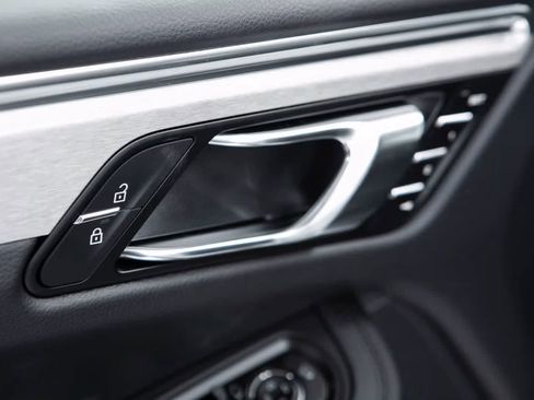 Certified 2026 Porsche Macan AWD/4WD image 25