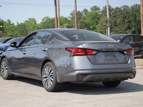 Used 2023 Nissan Altima 2.5 SV FWD image 3