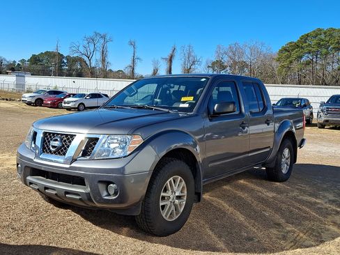 Used 2019 Nissan Frontier SV image 2