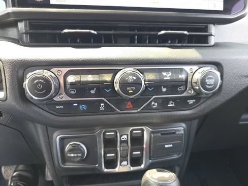 Used 2024 Jeep Wrangler Unlimited w/ Convenience Group AWD/4WD image 21