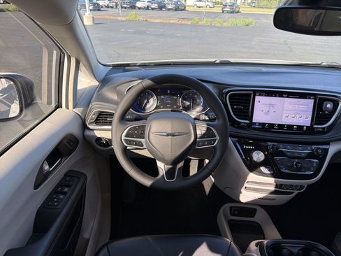 Used 2023 Chrysler Pacifica Touring-L FWD image 15