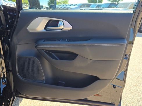 New 2026 Chrysler Pacifica Limited w/ S Appearance Package image 9