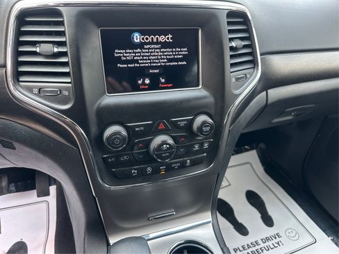 Used 2018 Jeep Grand Cherokee Laredo AWD/4WD image 23