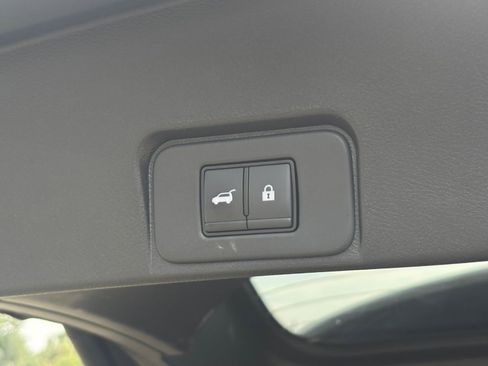 Used 2025 Nissan Rogue SV FWD image 23