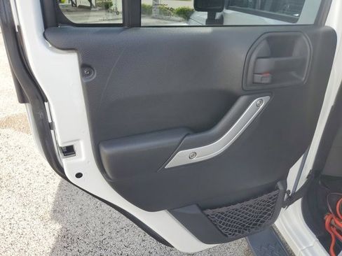Used 2016 Jeep Wrangler Unlimited Sahara w/ Connectivity Group AWD/4WD image 18