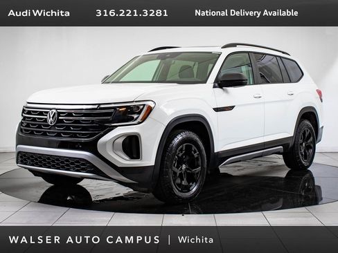 Used 2025 Volkswagen Atlas Peak Edition SE image 1
