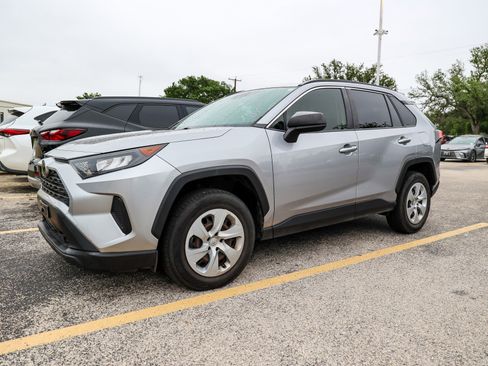 Used 2019 Toyota RAV4 LE FWD image 3