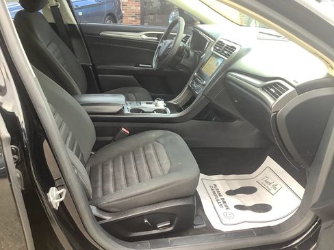 Used 2017 Ford Fusion SE w/ Fusion SE Technology Package FWD image 11
