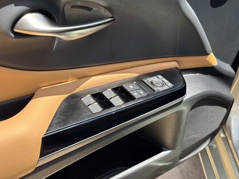 Used 2025 Lexus ES 300h w/ Premium Package FWD image 11