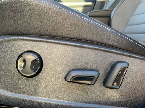 Used 2025 Volkswagen Jetta SE image 24