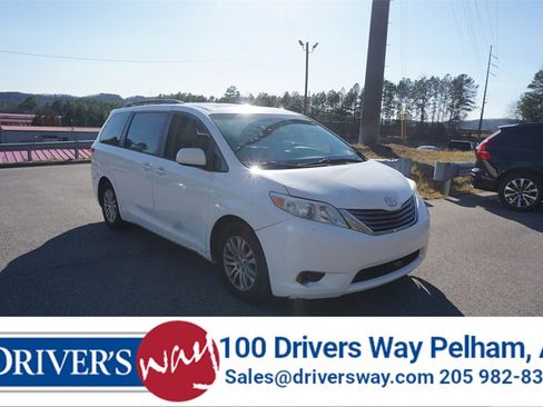 Used 2014 Toyota Sienna XLE image 1