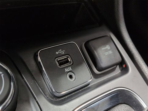 Used 2019 Jeep Cherokee Limited image 31
