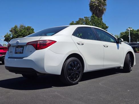 Used 2018 Toyota Corolla LE w/ Carpet Mat Package (TMS) FWD image 4