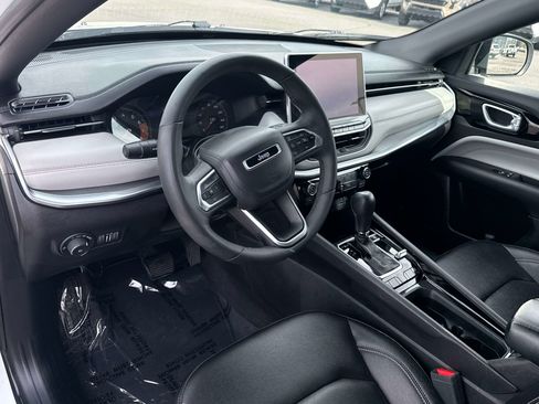 Used 2025 Jeep Compass Limited image 9