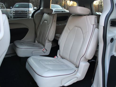 Used 2020 Chrysler Pacifica Limited image 19