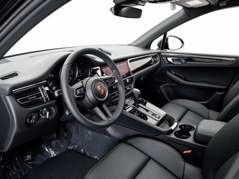 New 2025 Porsche Macan image 4