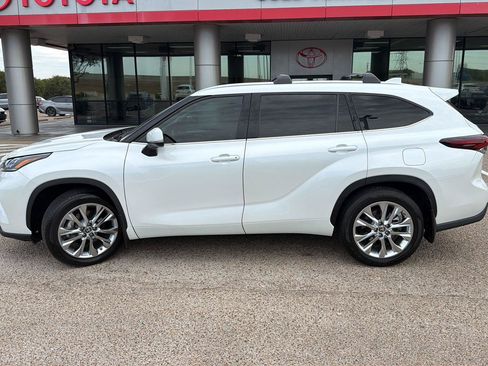 Certified 2024 Toyota Highlander Limited AWD/4WD image 6