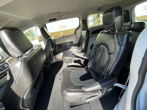 Used 2023 Chrysler Pacifica Touring-L image 32