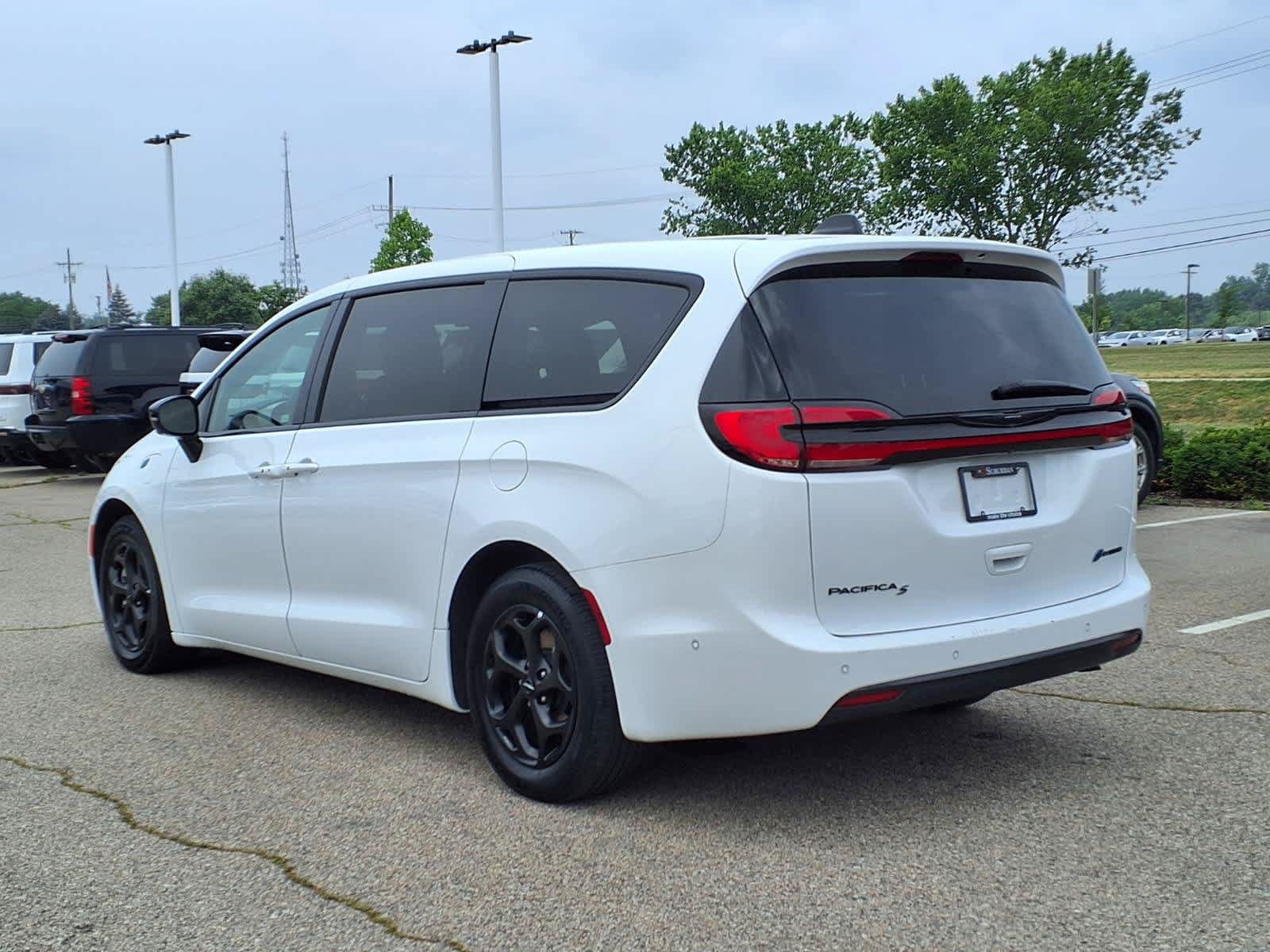 Used 2024 Chrysler Pacifica Limited FWD image 7