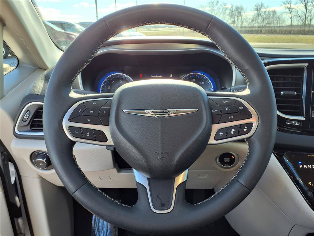 Used 2024 Chrysler Pacifica Touring-L FWD image 14