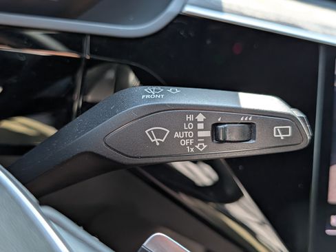 Used 2023 Audi e-tron Premium Plus w/ Premium Plus Package AWD/4WD image 28