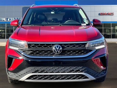 Used 2023 Volkswagen Taos SE w/ Panoramic Sunroof Package image 2