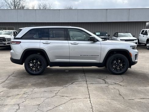 New 2025 Jeep Grand Cherokee Altitude image 2
