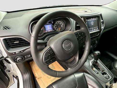 Used 2022 Jeep Cherokee Trailhawk image 12