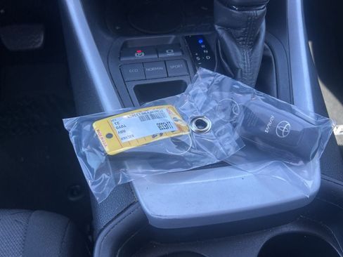 Used 2021 Toyota RAV4 XLE w/ Convenience Package image 12