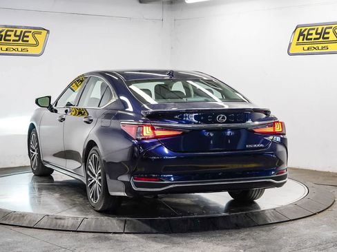 Used 2024 Lexus ES 300h w/ Premium Package FWD image 2