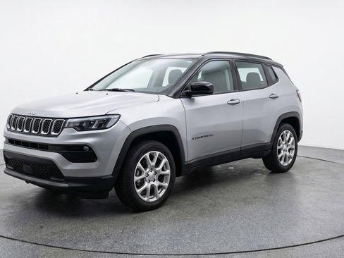 Used 2025 Jeep Compass Limited image 3