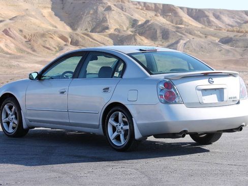 Used 2005 Nissan Altima 3.5 SE w/ (X02) Navigation Pkg FWD image 6