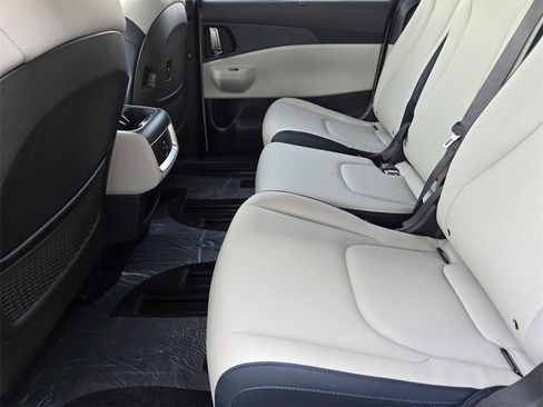 New 2026 Kia Carnival EX image 21