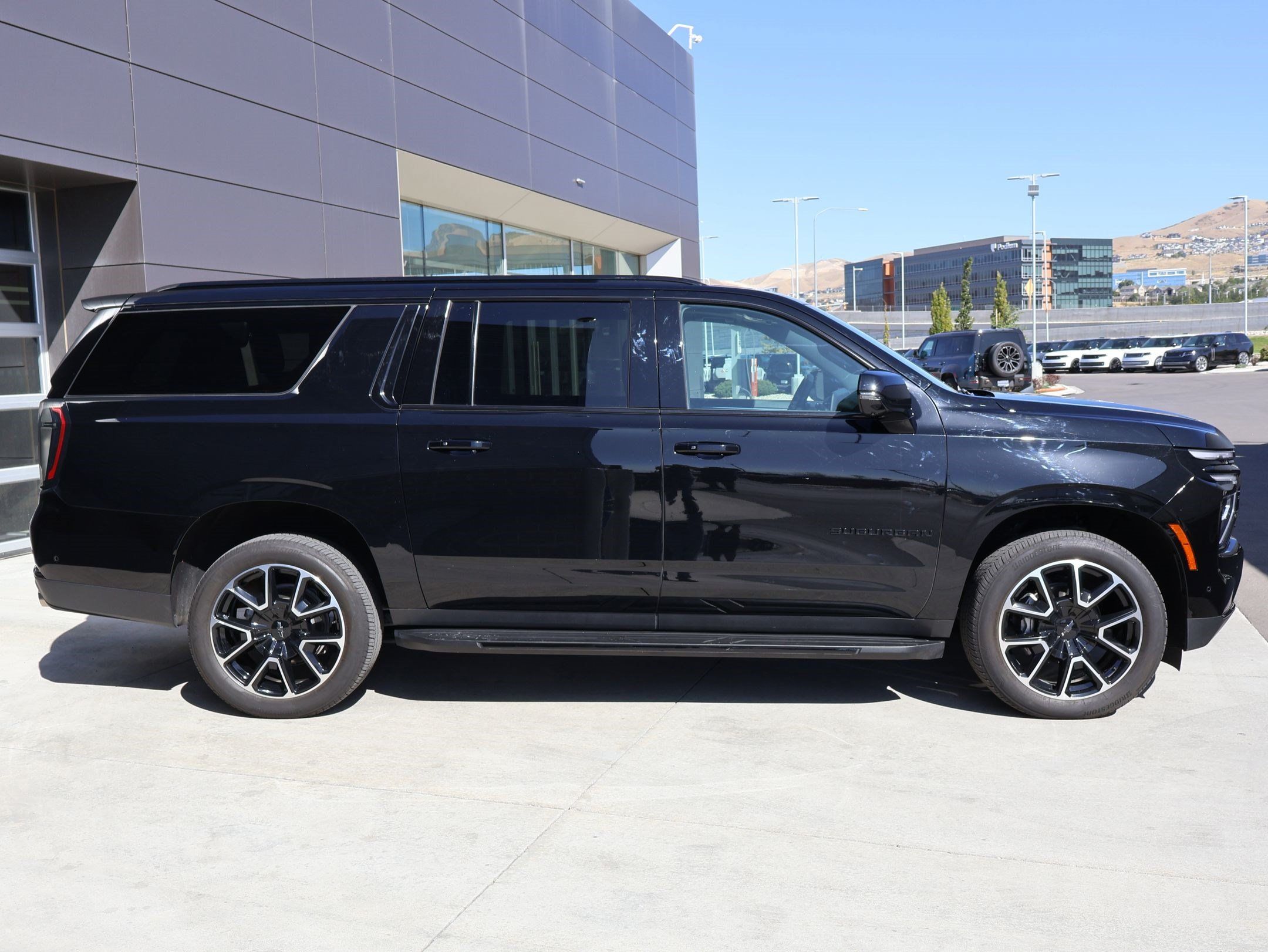 Used 2025 Chevrolet Suburban RST w/ Comfort Package AWD/4WD image 4