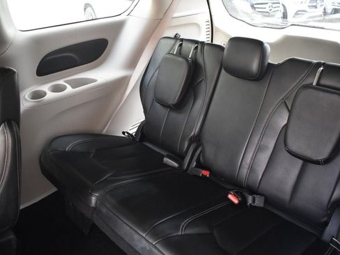 Used 2024 Chrysler Pacifica Touring-L FWD image 19