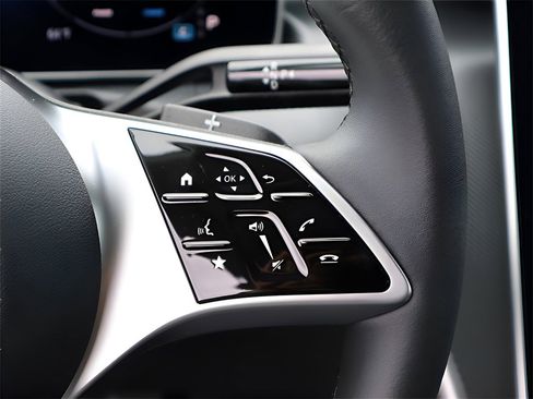 Used 2025 Mercedes-Benz C 300 4MATIC Sedan image 32