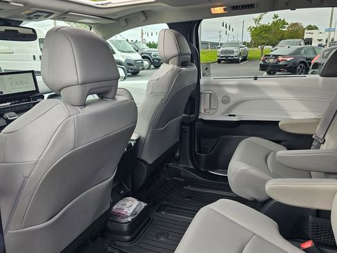 Used 2025 Toyota Sienna XLE image 32