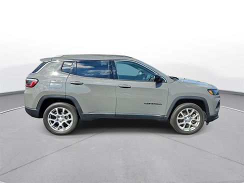 Used 2024 Jeep Compass Latitude AWD/4WD image 5