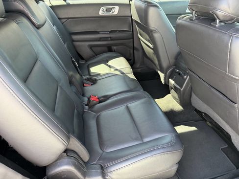 Used 2015 Ford Explorer XLT w/ Equipment Group 202B AWD/4WD image 17