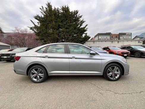 Certified 2023 Volkswagen Jetta SE w/ Panoramic Sunroof Package image 9
